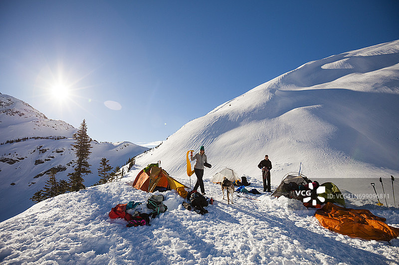 加拿大不列颠哥伦比亚省海岸山脉的冬季露营图片素材