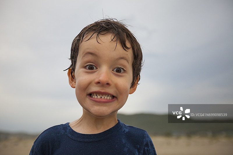 快乐的年轻男孩肖像图片素材