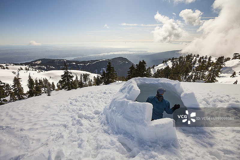 在加拿大不列颠哥伦比亚省温哥华的西摩山上建造冰屋图片素材
