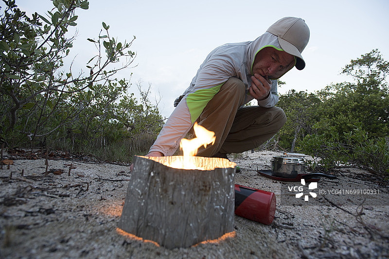 在沼泽国家公园北内斯特岛沙滩上启动野营炉图片素材