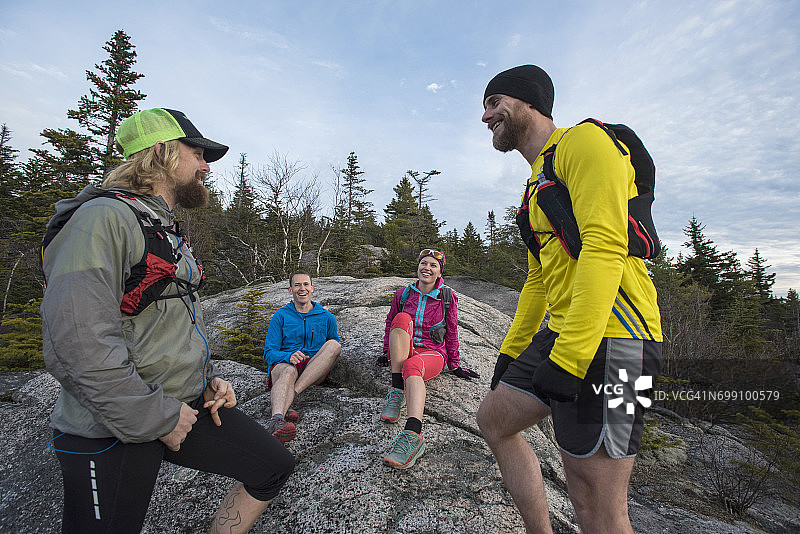 在新罕布什尔州黑帽山跑步的人图片素材