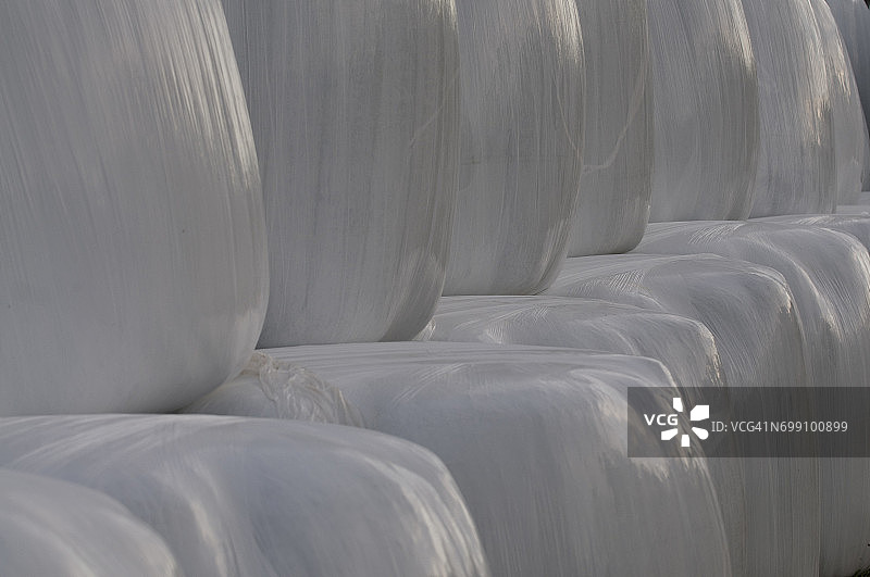 堆叠的巨型白色塑料干草捆图片素材
