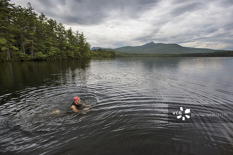 阴天在浅水中休息的游泳者图片素材