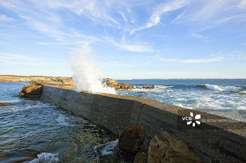 法国格鲁瓦岛海滩上的海浪图片素材