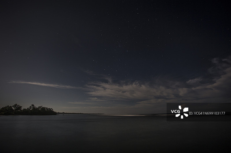 萨摩亚海浪、海洋和岛屿的夜间照片图片素材