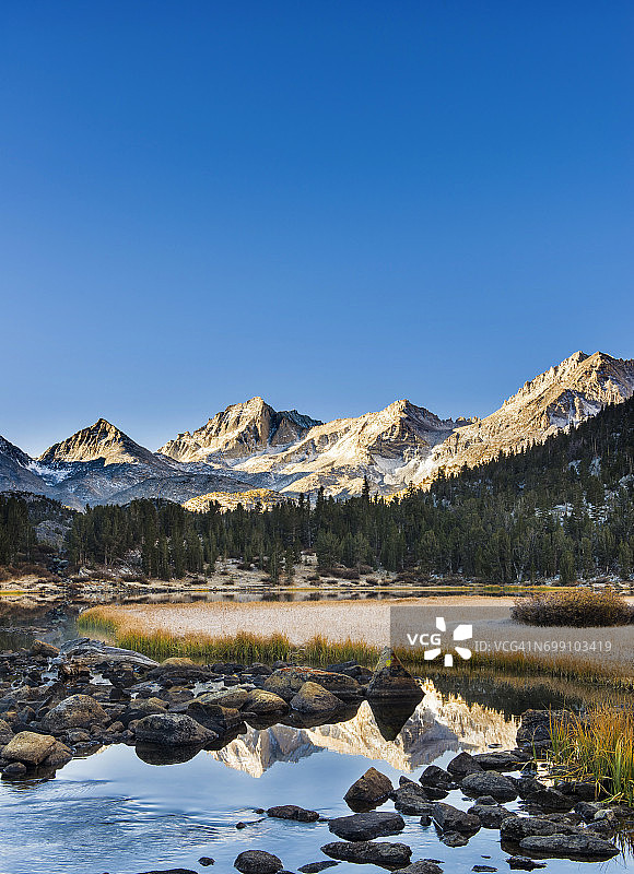日出时分倒映在山间湖泊中的熊溪尖峰图片素材