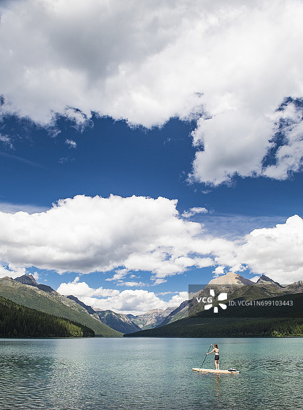 在Bowman湖上划桨板的女人图片素材