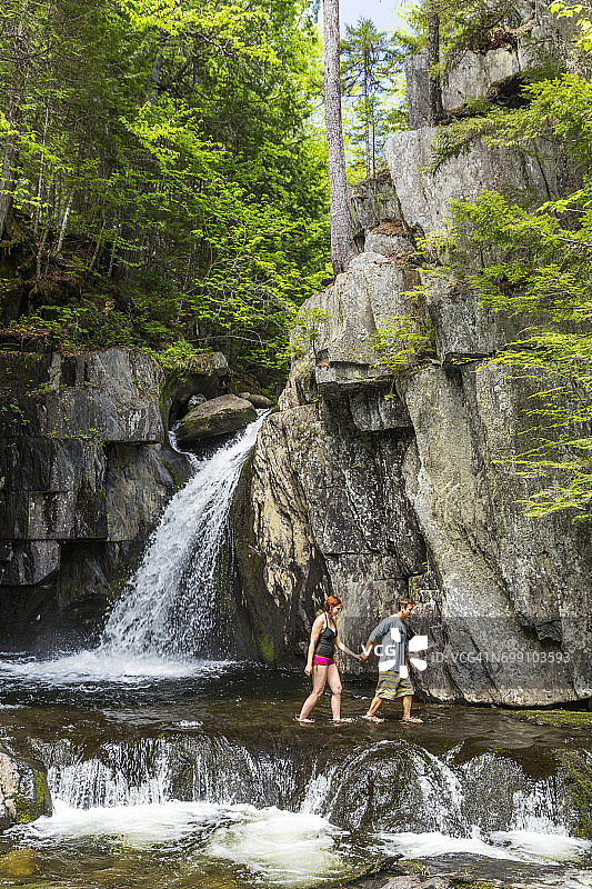 情侣探索阿巴拉契亚古尔夫哈加斯溪螺旋奥格瀑布图片素材