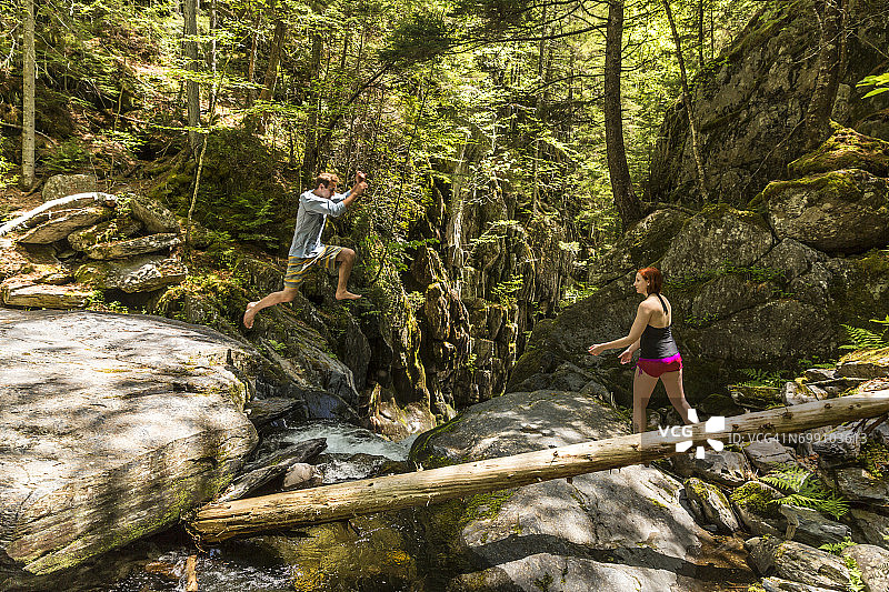 情侣探索阿巴拉契亚古尔夫哈加斯溪螺旋奥格瀑布图片素材