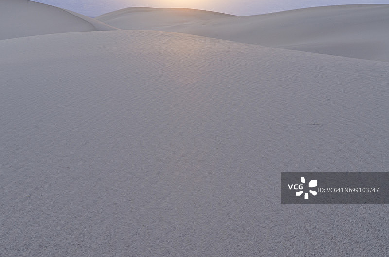 阳光洒在加利福尼亚州死亡谷国家公园的尤里卡沙丘上图片素材