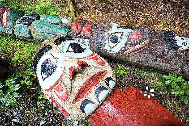 凯奇坎图腾湾州立历史公园的地面上的图腾柱图片素材