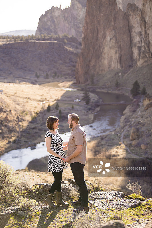 在俄勒冈州史密斯岩订婚的夫妇图片素材