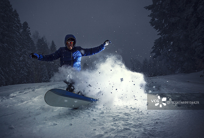 闪光灯下的滑雪者图片素材
