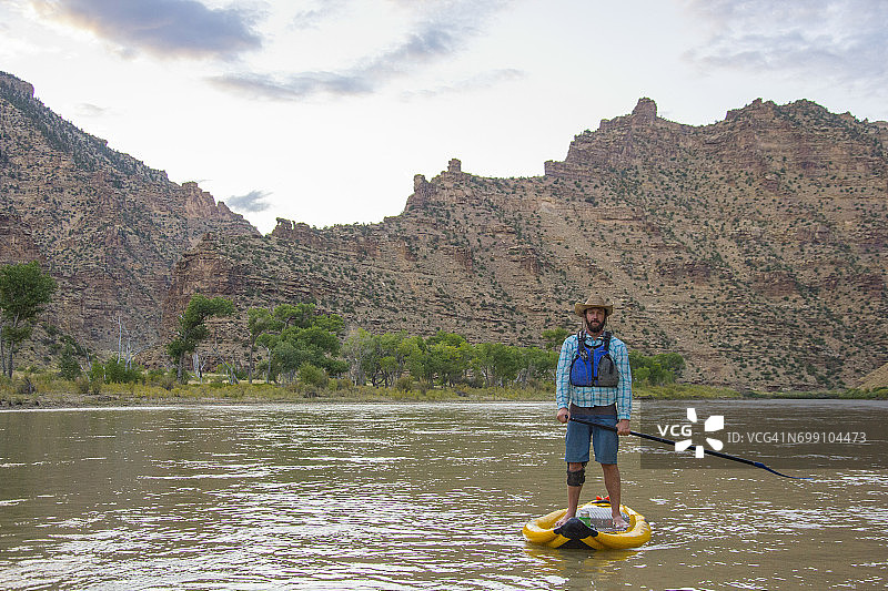 犹他州绿河荒凉灰色峡谷漂流图片素材