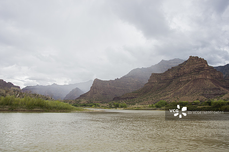 犹他州绿河荒凉灰色峡谷漂流图片素材