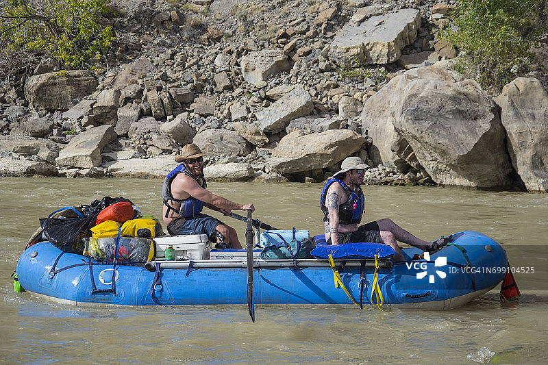 犹他州绿河荒凉灰色峡谷漂流图片素材