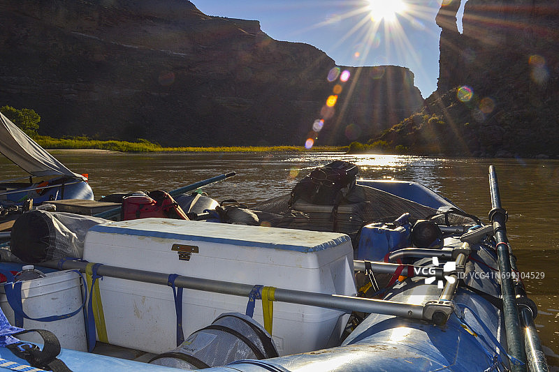 犹他州绿河荒凉灰色峡谷漂流图片素材