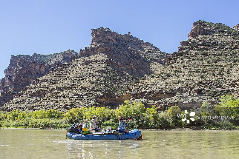犹他州格林河荒凉和灰色峡谷的漂流图片素材