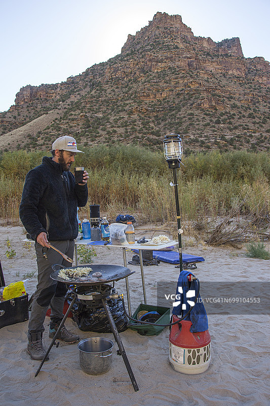 犹他州格林河荒凉和灰色峡谷的漂流图片素材