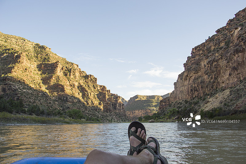 犹他州格林河荒凉和灰色峡谷的漂流图片素材