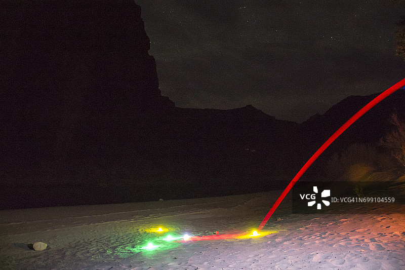 荒凉峡谷中黑暗发光的地掷球图片素材