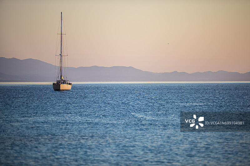 意大利撒丁岛卡拉戈洛里茨日出时的帆船图片素材