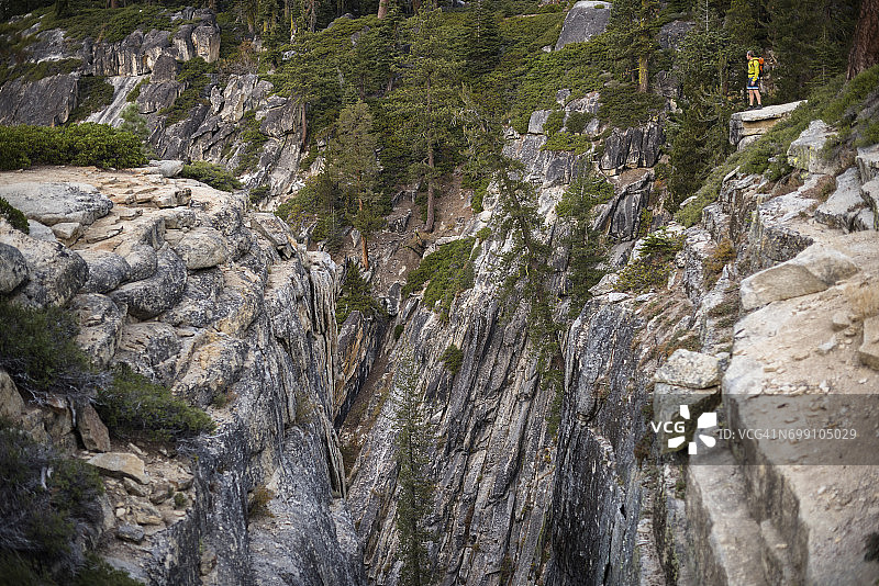 优胜美地国家公园的徒步男子图片素材