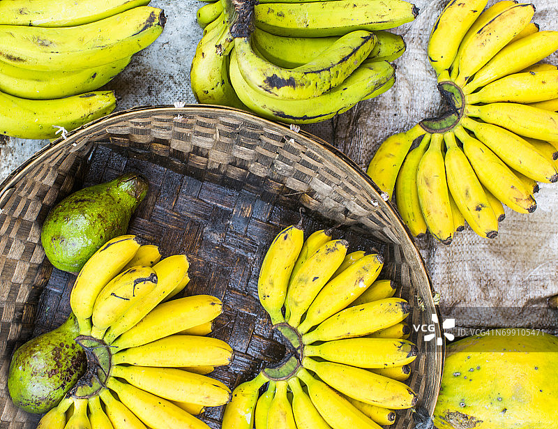 印度尼西亚苏门答腊克林西山谷市场上装满香蕉的篮子图片素材