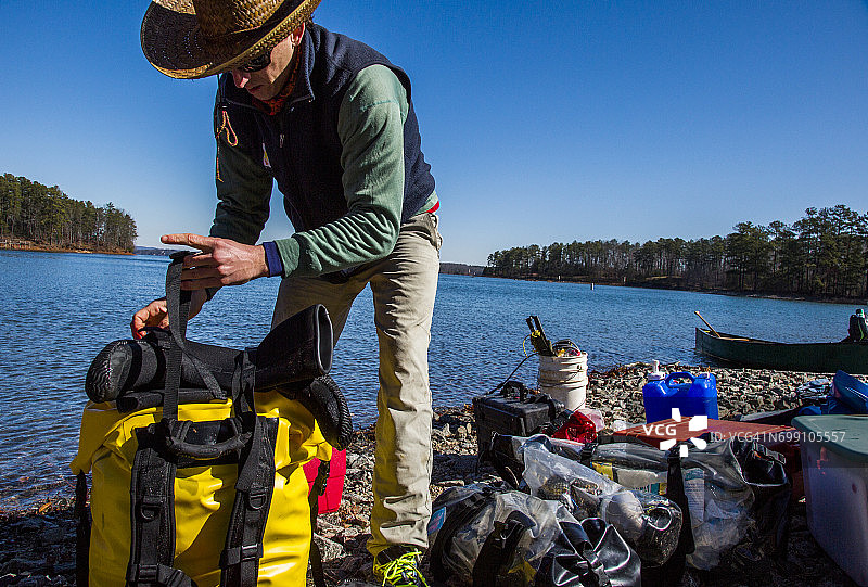 在拍摄一部纪录片的过程中，从北乔治亚州的查塔胡奇河到墨西哥湾，历时一个月的旅程。图片素材