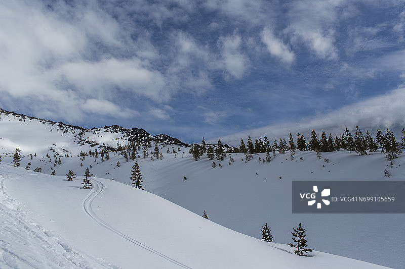 寒冷多云的冬日，华盛顿州的圣海伦火山图片素材