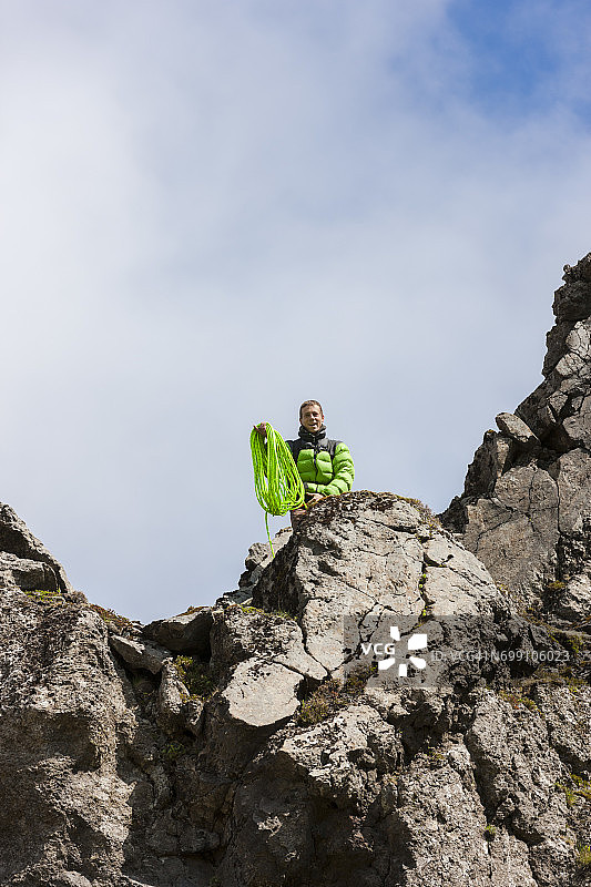 男子用绳索下降图片素材