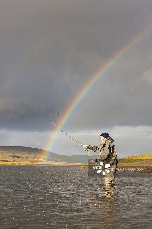 彩虹下的飞蝇钓鱼图片素材