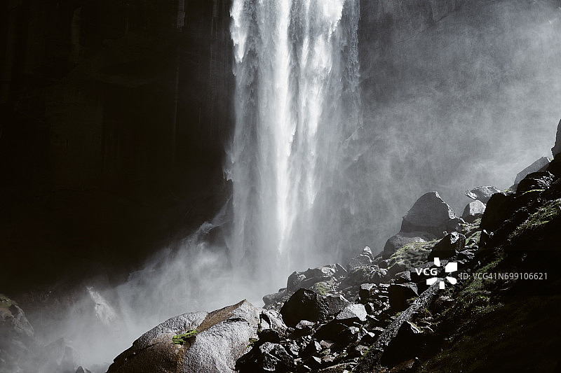 在约塞米蒂国家公园探索春天的瀑布图片素材