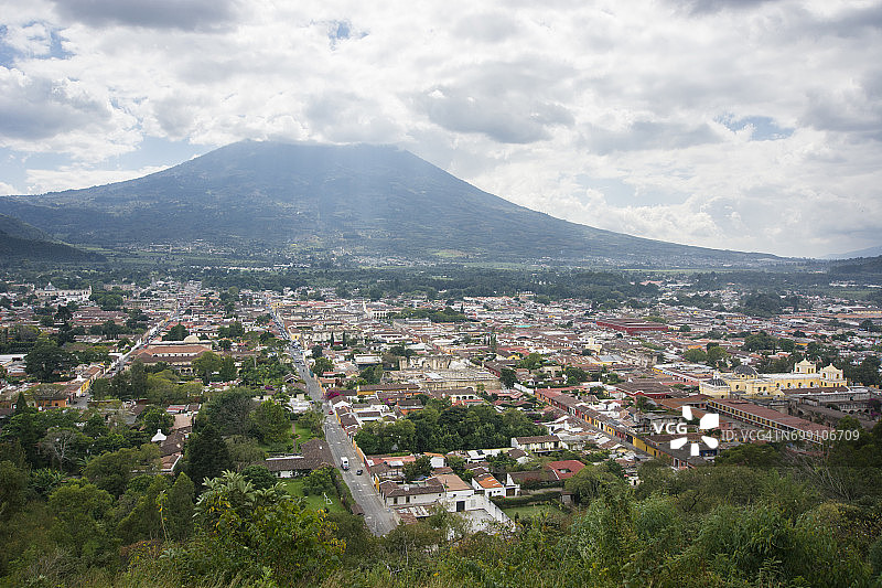 从危地马拉安提瓜的克鲁兹山鸟瞰阴天的景色，阿瓜火山被云覆盖图片素材