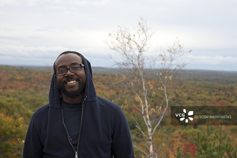 秋日，笑容满面的加勒比男子在布拉德伯里山州立公园山顶图片素材