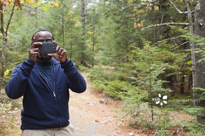 在布拉德伯里山州立公园小路上拍照的加勒比海男人图片素材