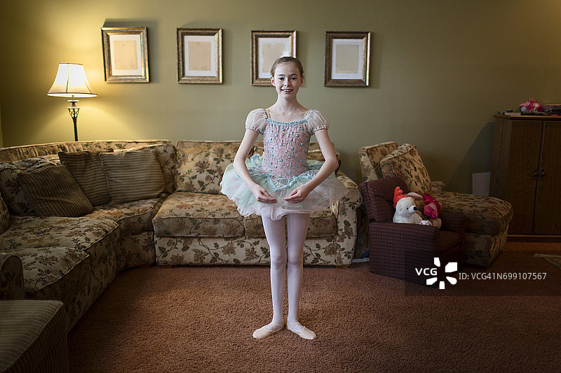 在客厅跳芭蕾舞的女人图片素材
