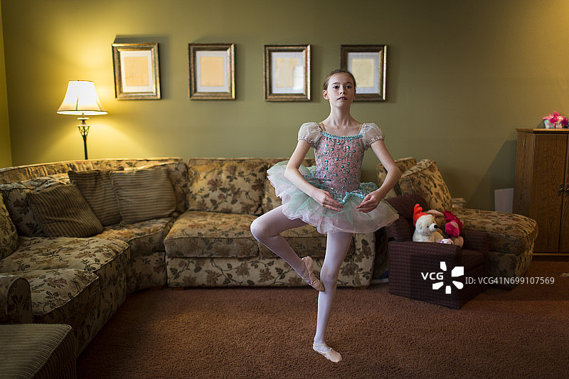 在客厅跳芭蕾舞的女人图片素材