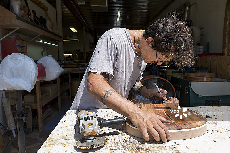 吉他制造商在车间制作吉他图片素材