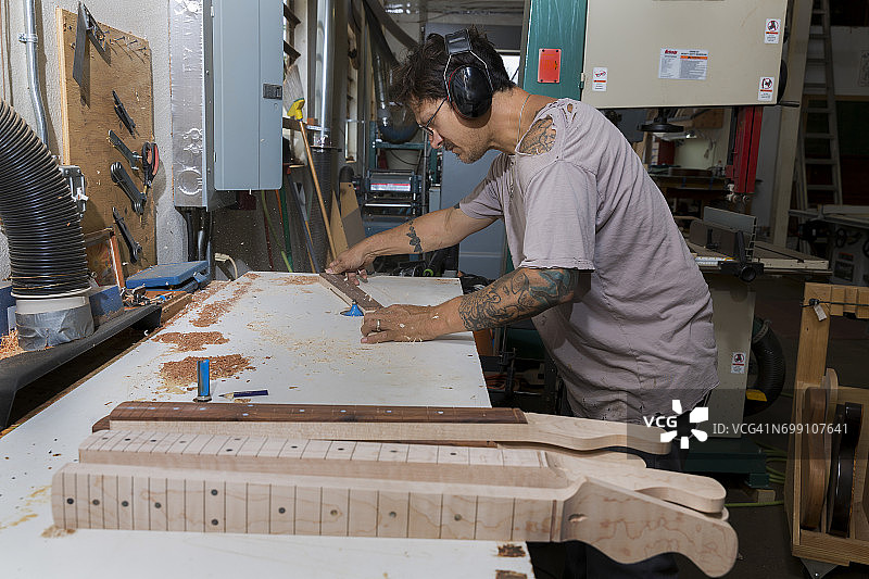 吉他制造商在车间制作吉他图片素材