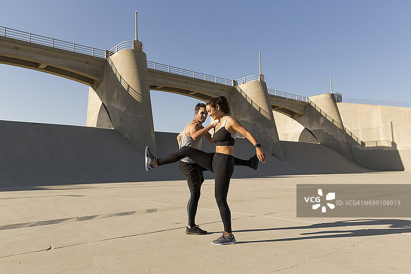 在加利福尼亚州范奈斯锻炼的运动员图片素材