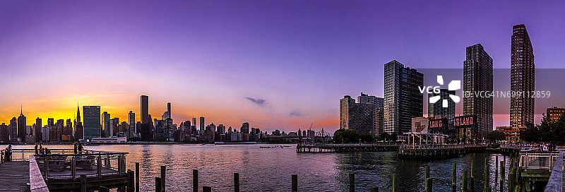 一群海上皮划艇运动员在东河划桨图片素材