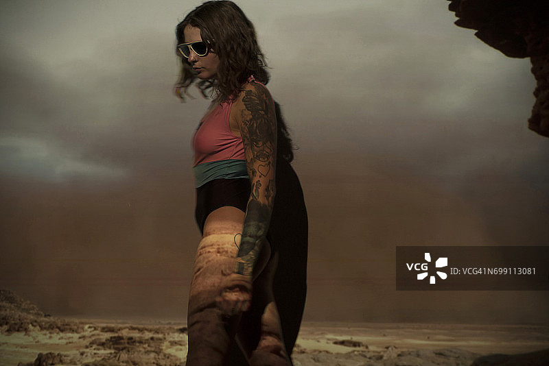 站在墙壁投影前的女人图片素材