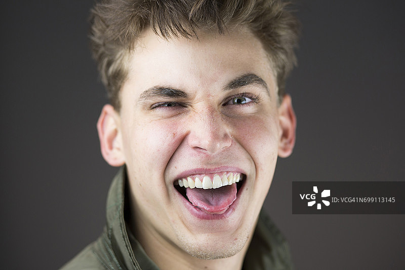 年轻男人吐舌头图片素材