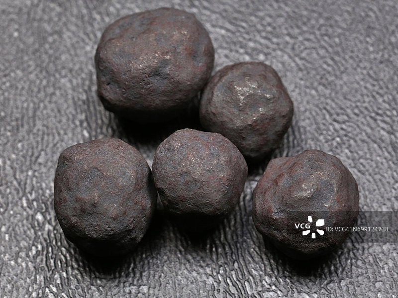用于钢铁生产的铁矿石球团图片素材