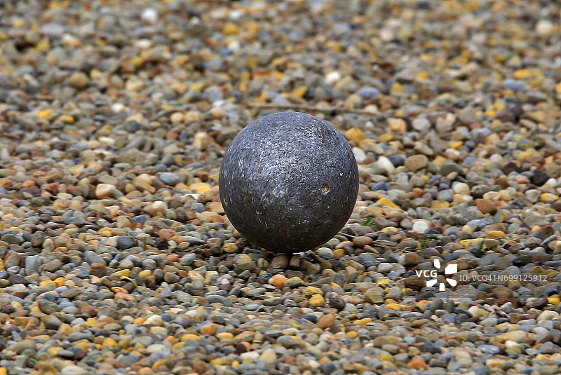 田径比赛中投掷后的铅球图片素材