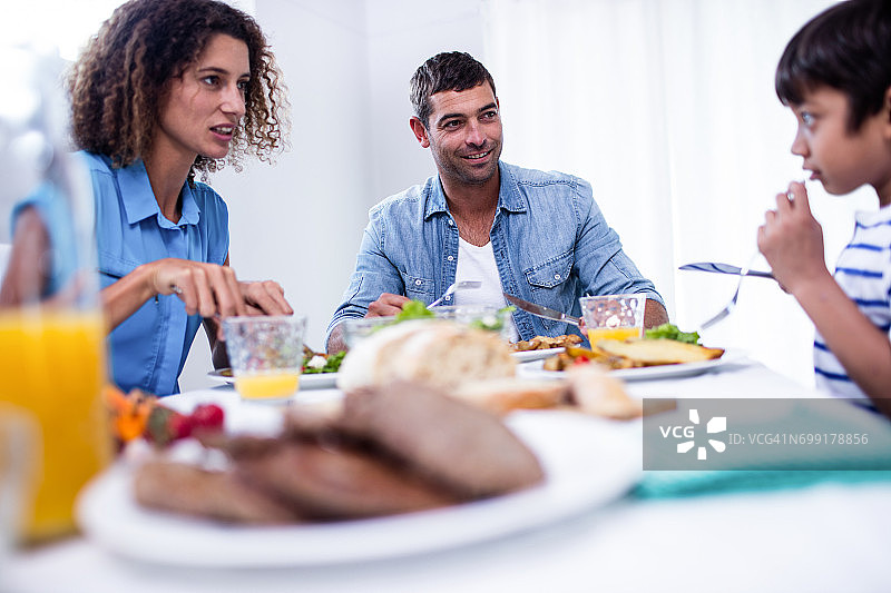 一家人坐在早餐桌旁图片素材