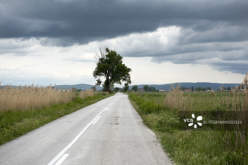 希腊中部佛基斯地区伊泰附近乡村公路图片素材