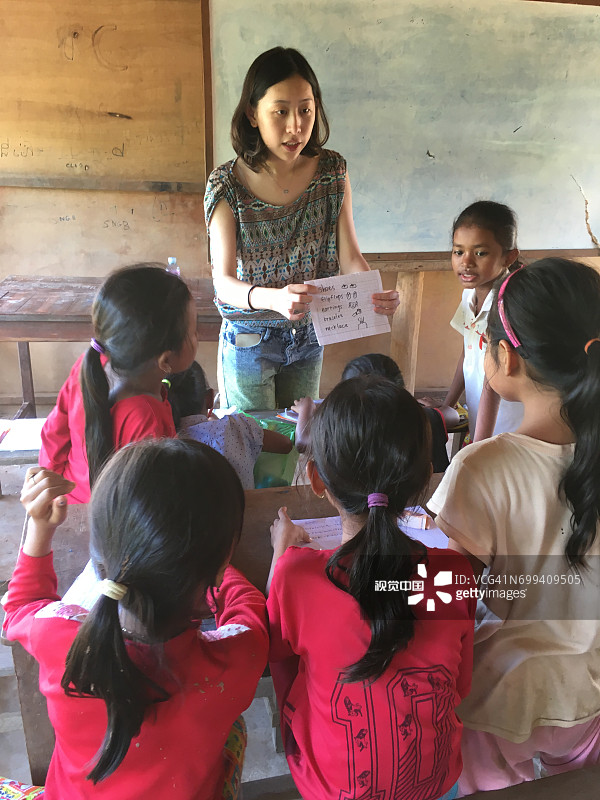 老师和女学生一起学习英语图片素材