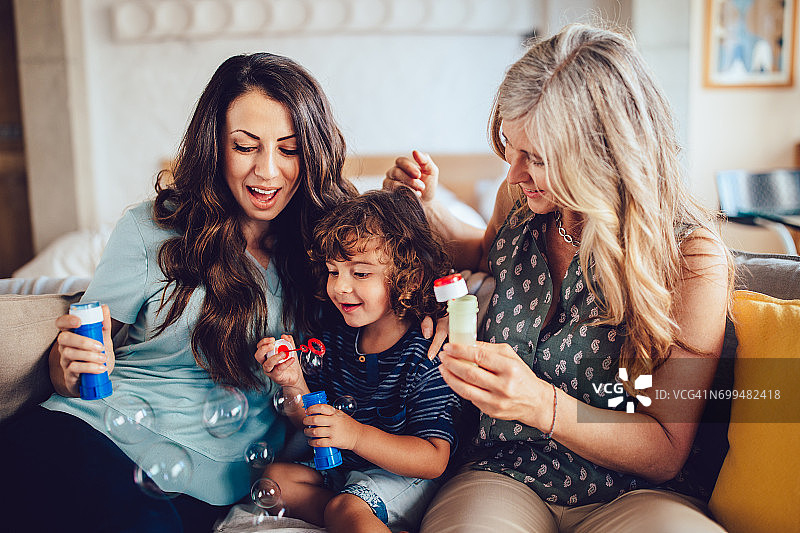 奶奶、女儿和孙子一起吹泡泡图片素材